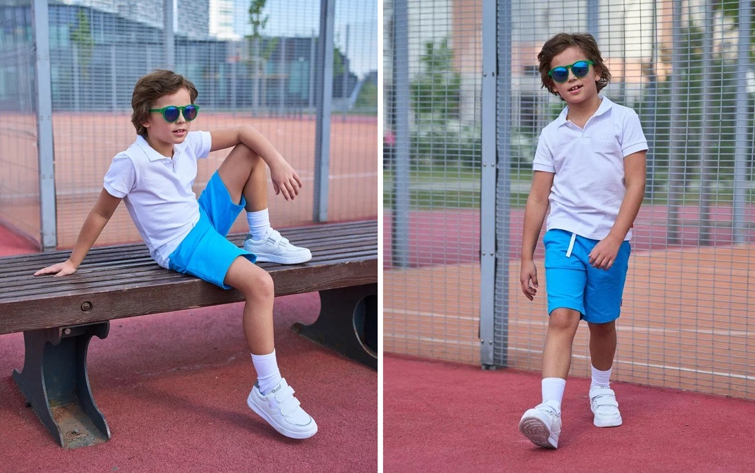 Мальчик в спортивной одежде на спортивной площадке.