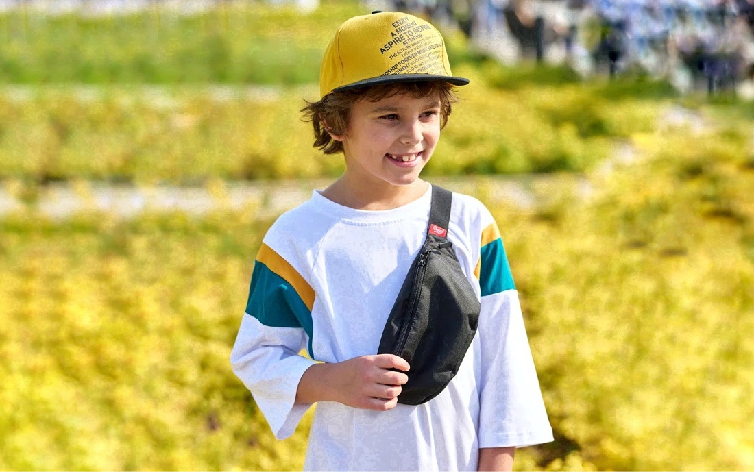 Мальчик в кепке в поле.