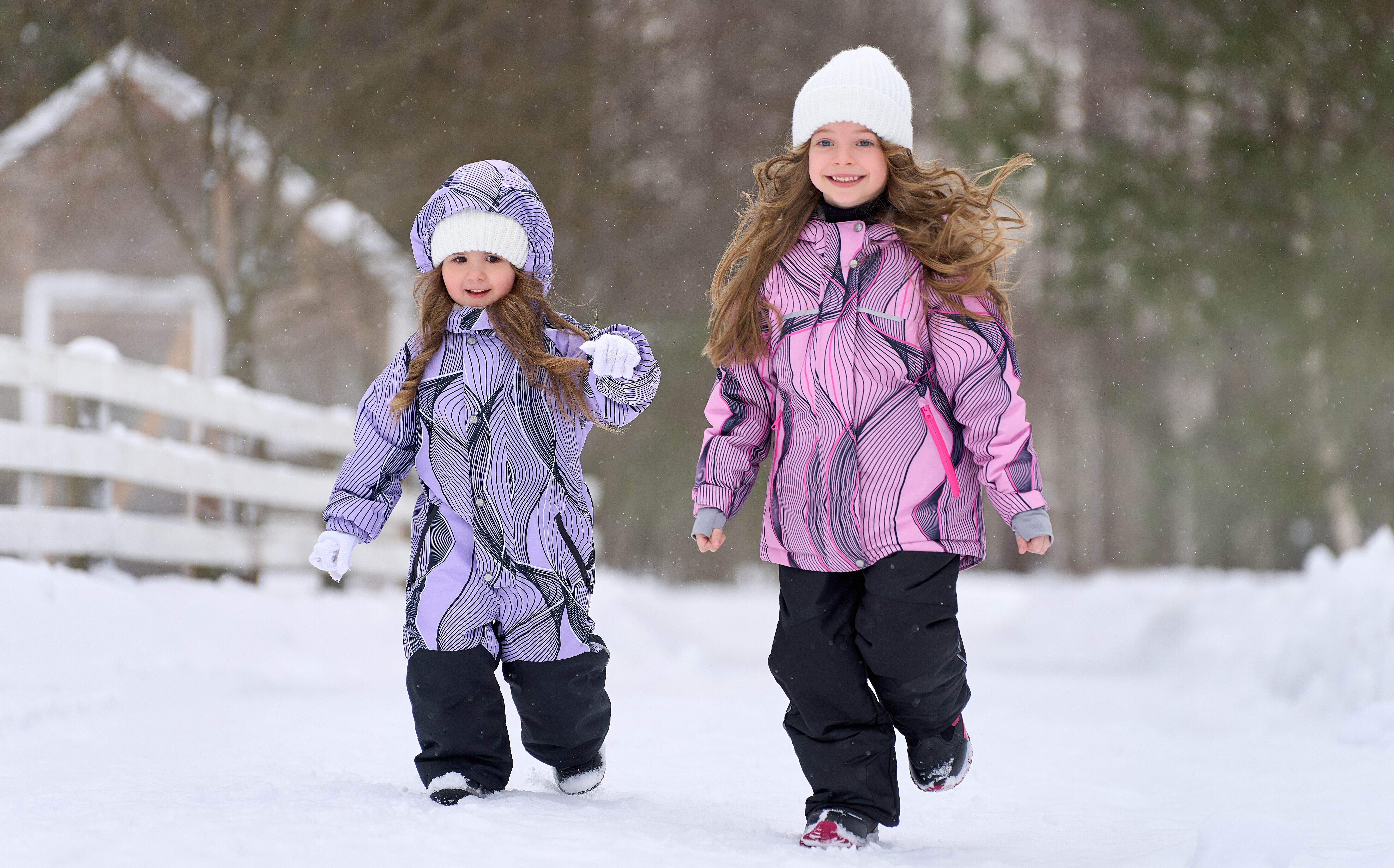 Девочки в зимней мембранной одежде.