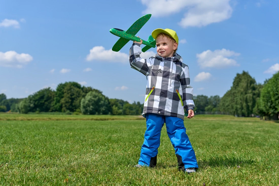 Коллекция ВЕСНА 2023 - Мальчик в куртке с самолетиком в руках