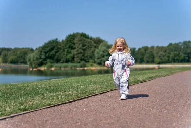 Девочка бегущая на улице.