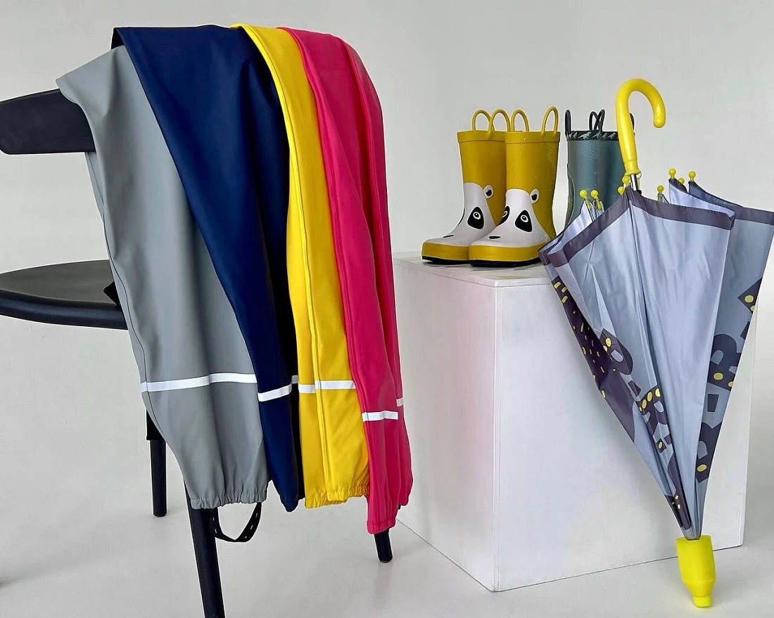 Дождевая коллекция в гардеробе.