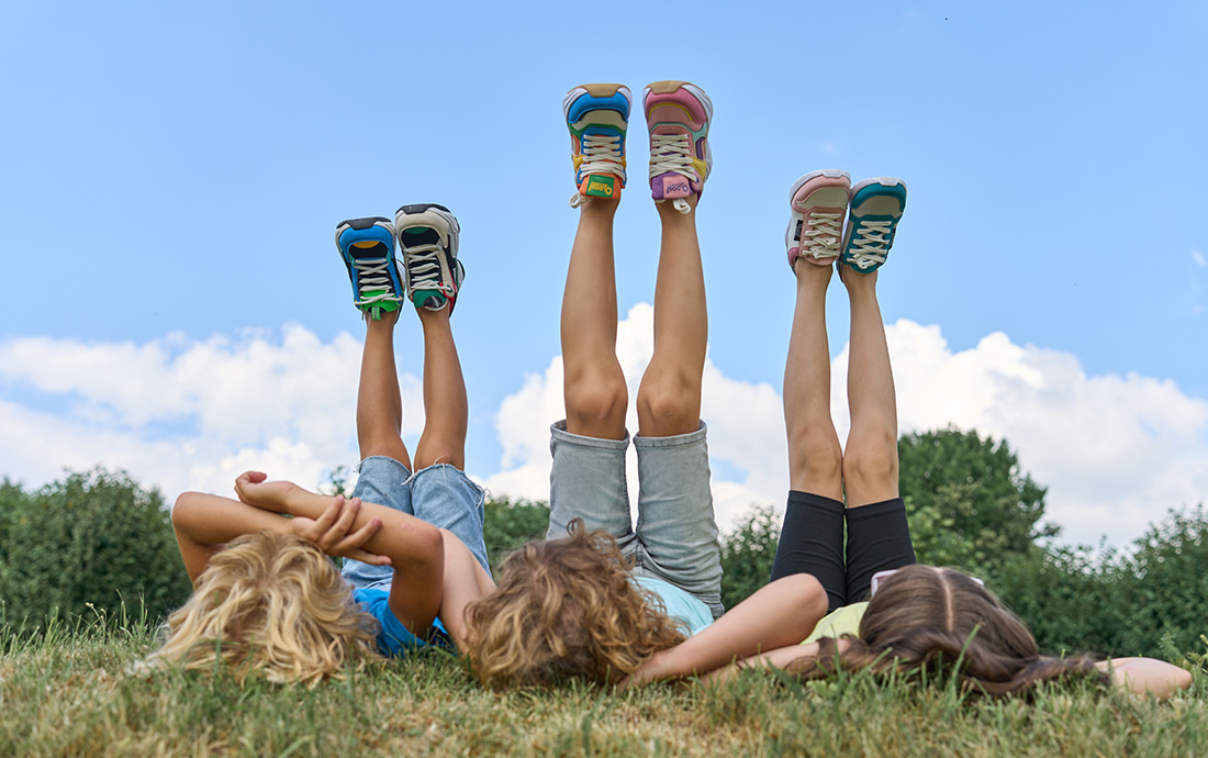 Дети в кроссовках.