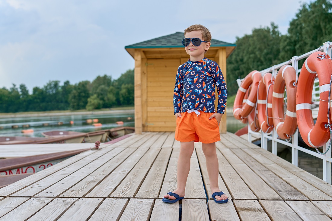 Мальчик в купальном джемпере и шортах.