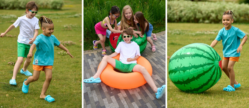 Дети играют с надувным кругом и мячом-арбузом.