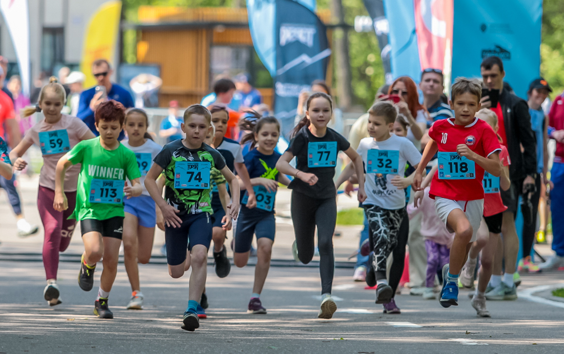 Дети бегут в спортивной одежде.