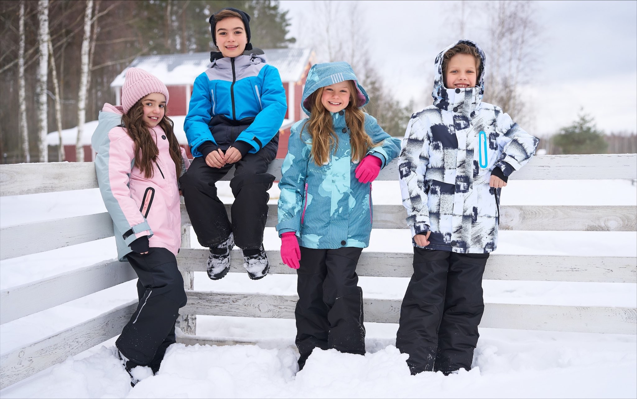 Дети зимой за изгородью.