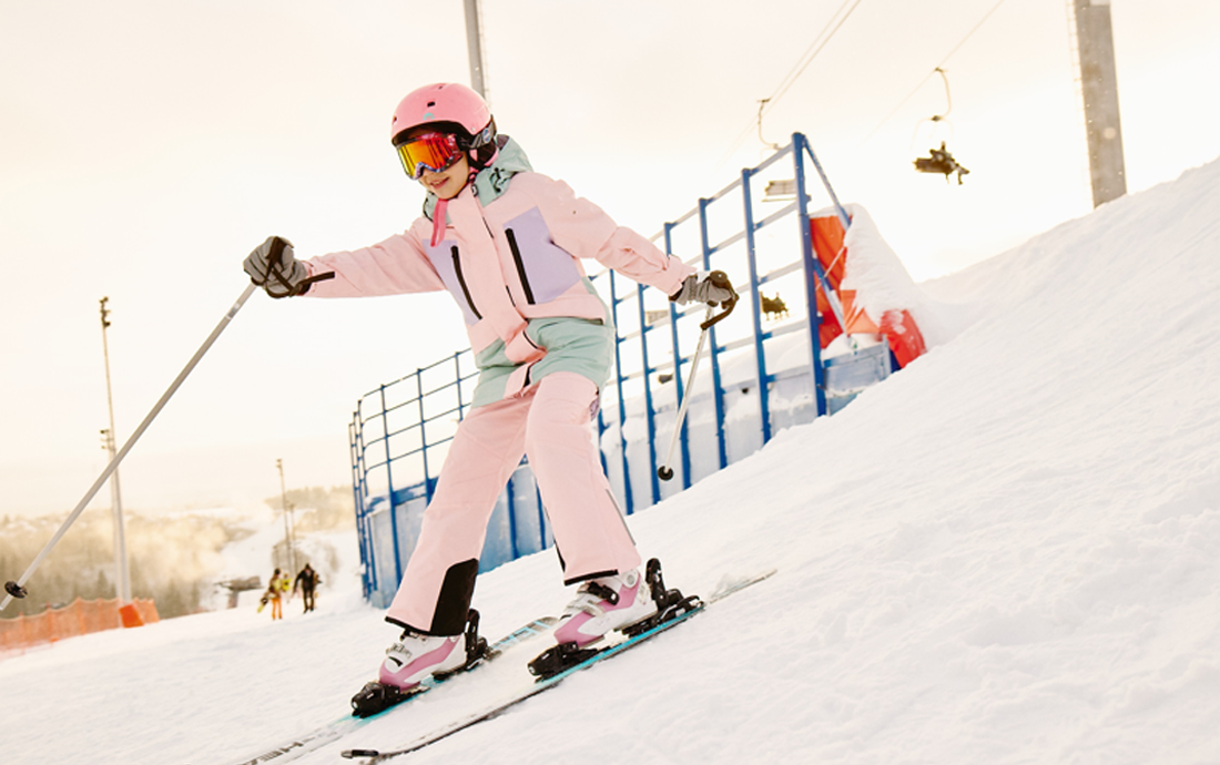 Образ с курткой Кайла в розово-мятном цвете и брюками Фиби